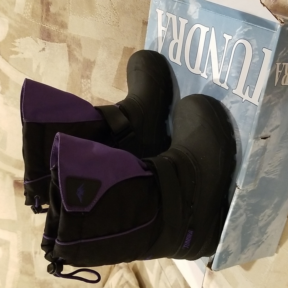 Tundra-brand kids cozy, insulated winter boots, "Quebec", Size 2, Black/Purple